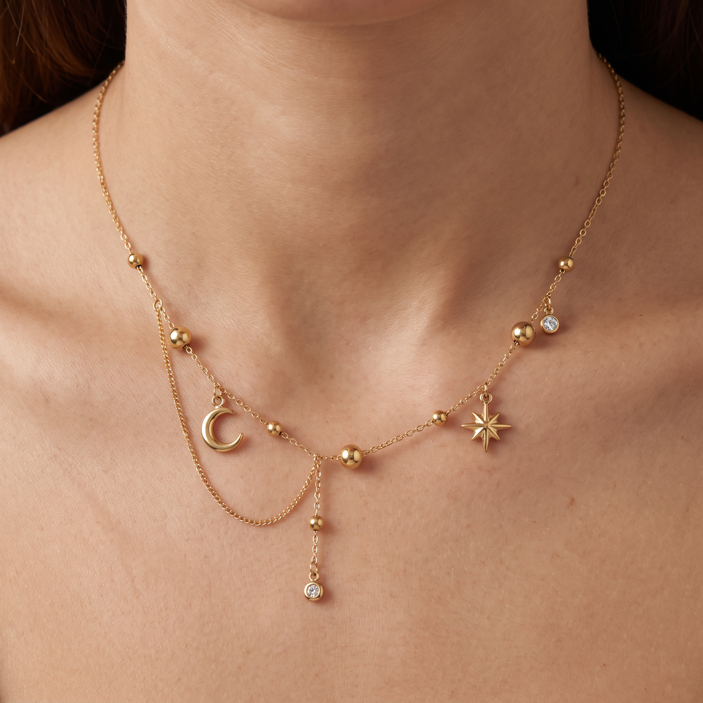 Collier étoile et lune à strass, porté, doré