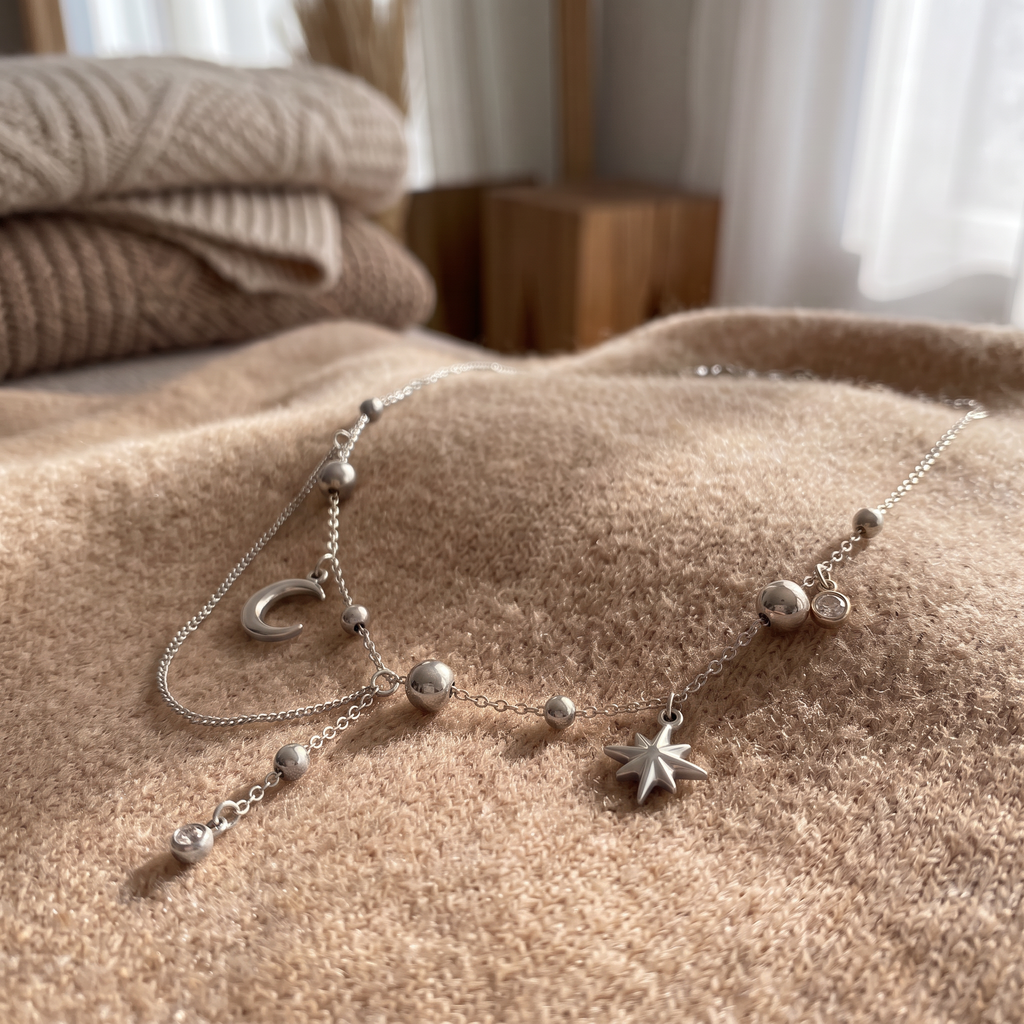 Collier étoile et lune à strass, porté en tenue, argenté