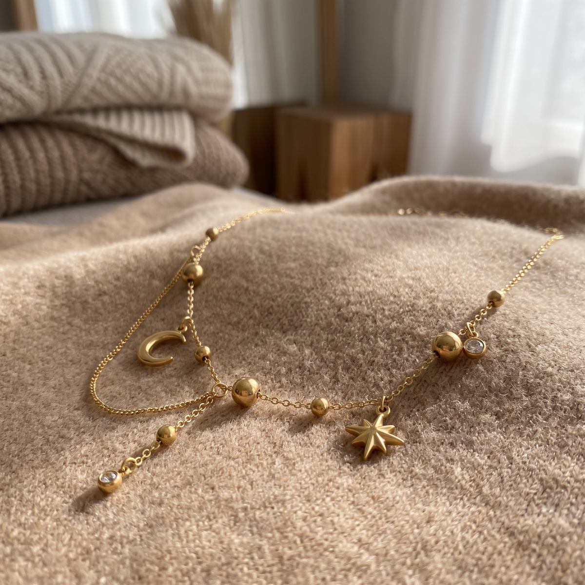 Collier étoile et lune à strass, porté en tenue, doré