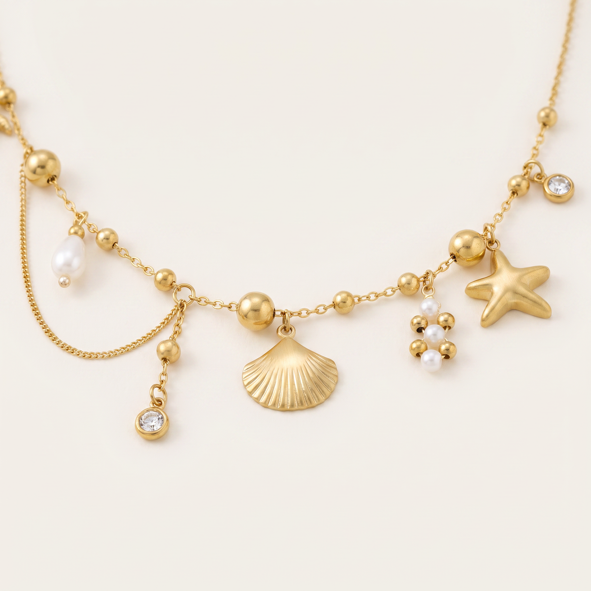 Collier charms étoile de mer effet nacré, détail du motif, doré