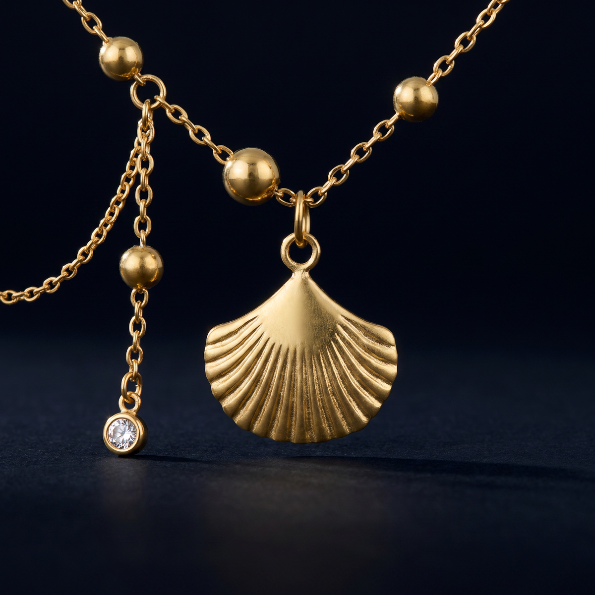 Collier charms étoile de mer effet nacré, motif en gros plan