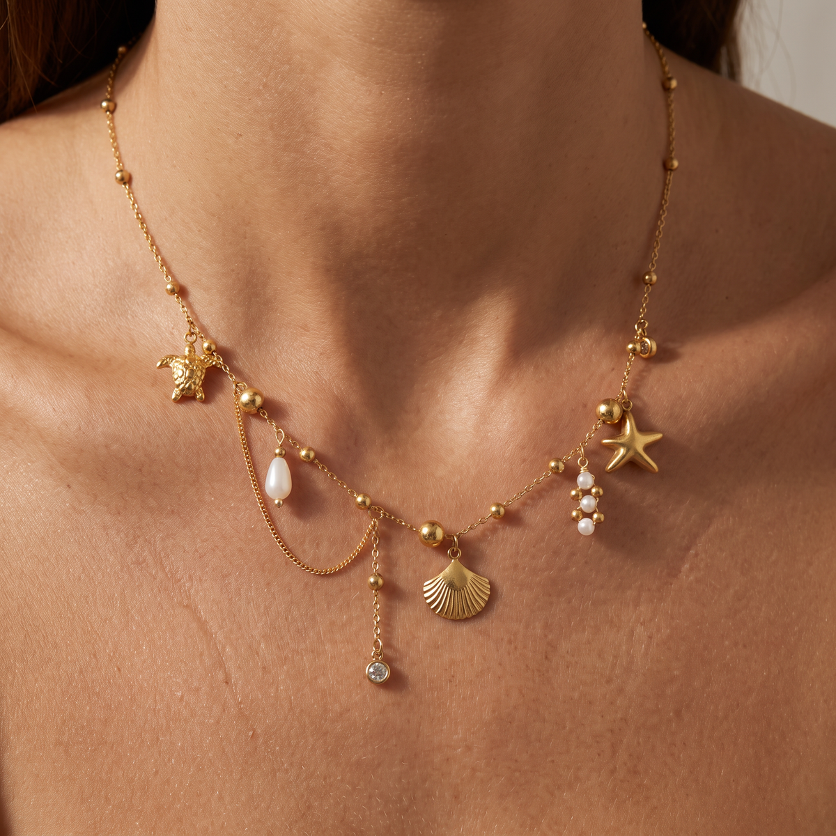 Collier charms étoile de mer effet nacré, porté, doré