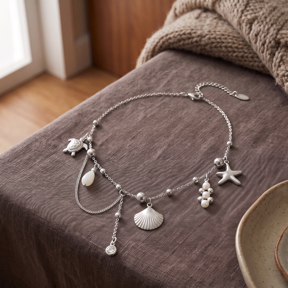 Collier charms étoile de mer effet nacré, porté en tenue, argenté