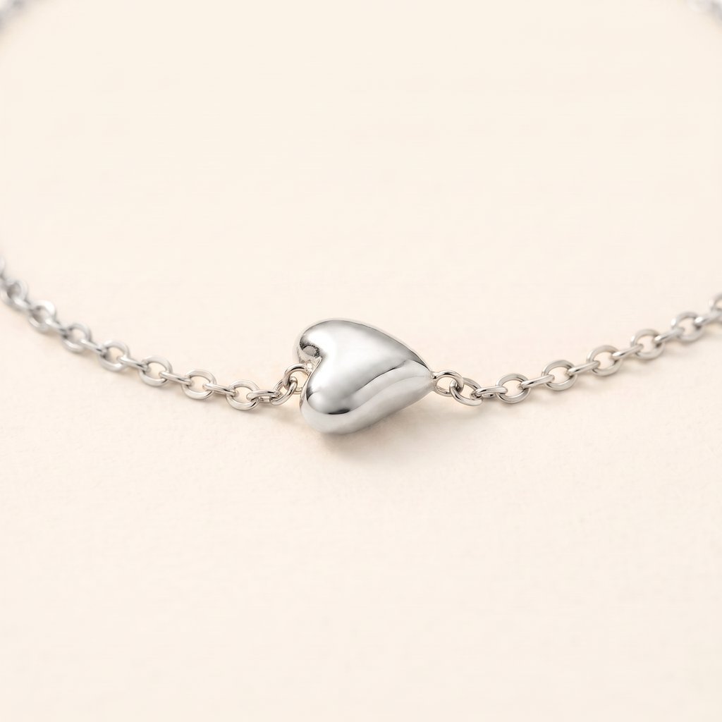Collier cœur maille fine à motif bombé, détail du motif, argenté