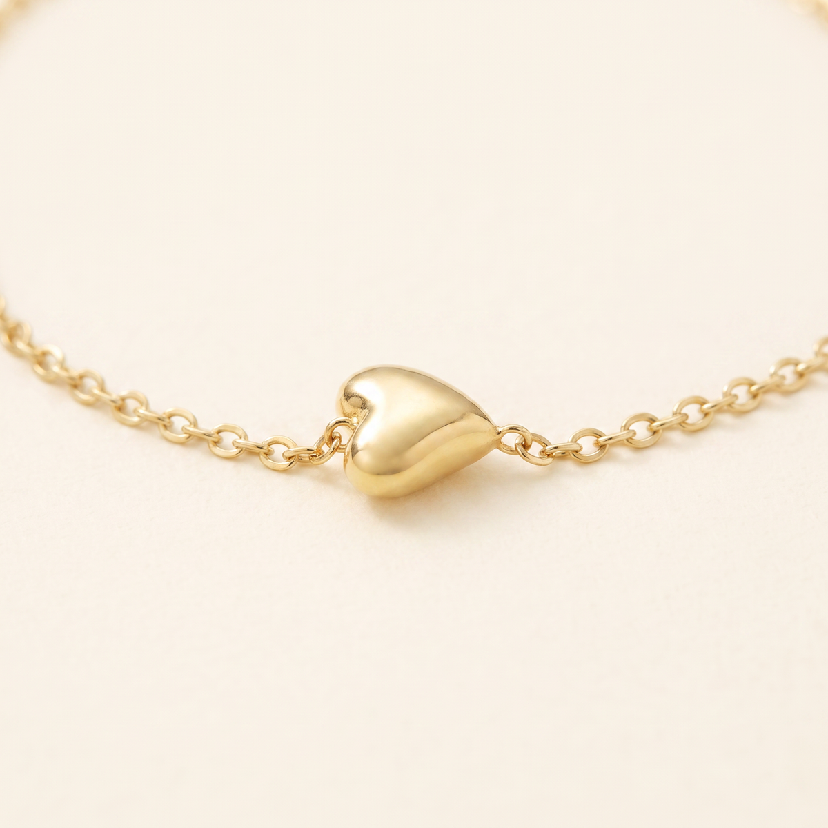 Collier cœur maille fine à motif bombé, détail du motif, doré