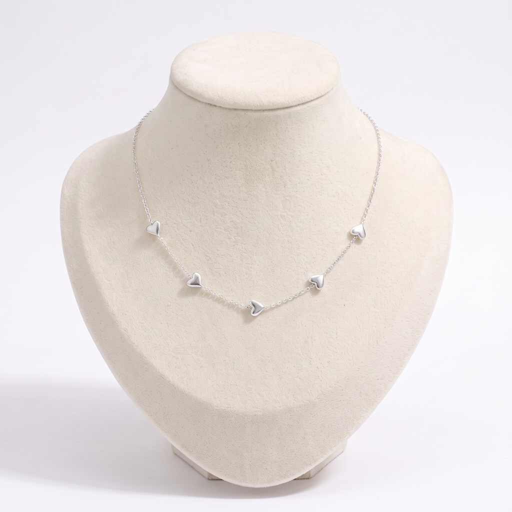 Collier cœur maille fine à motif bombé, vue de face, argenté