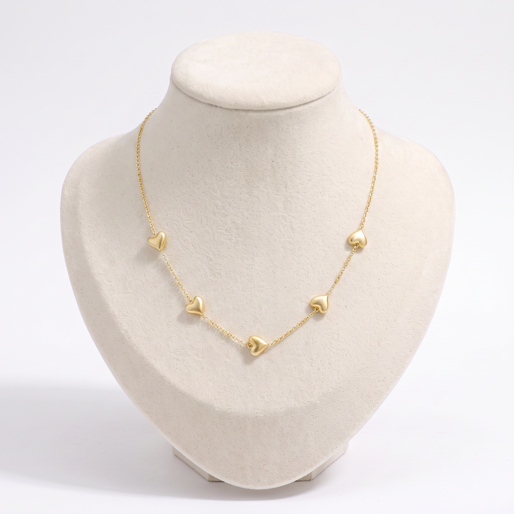 Collier cœur maille fine à motif bombé, vue de face, doré
