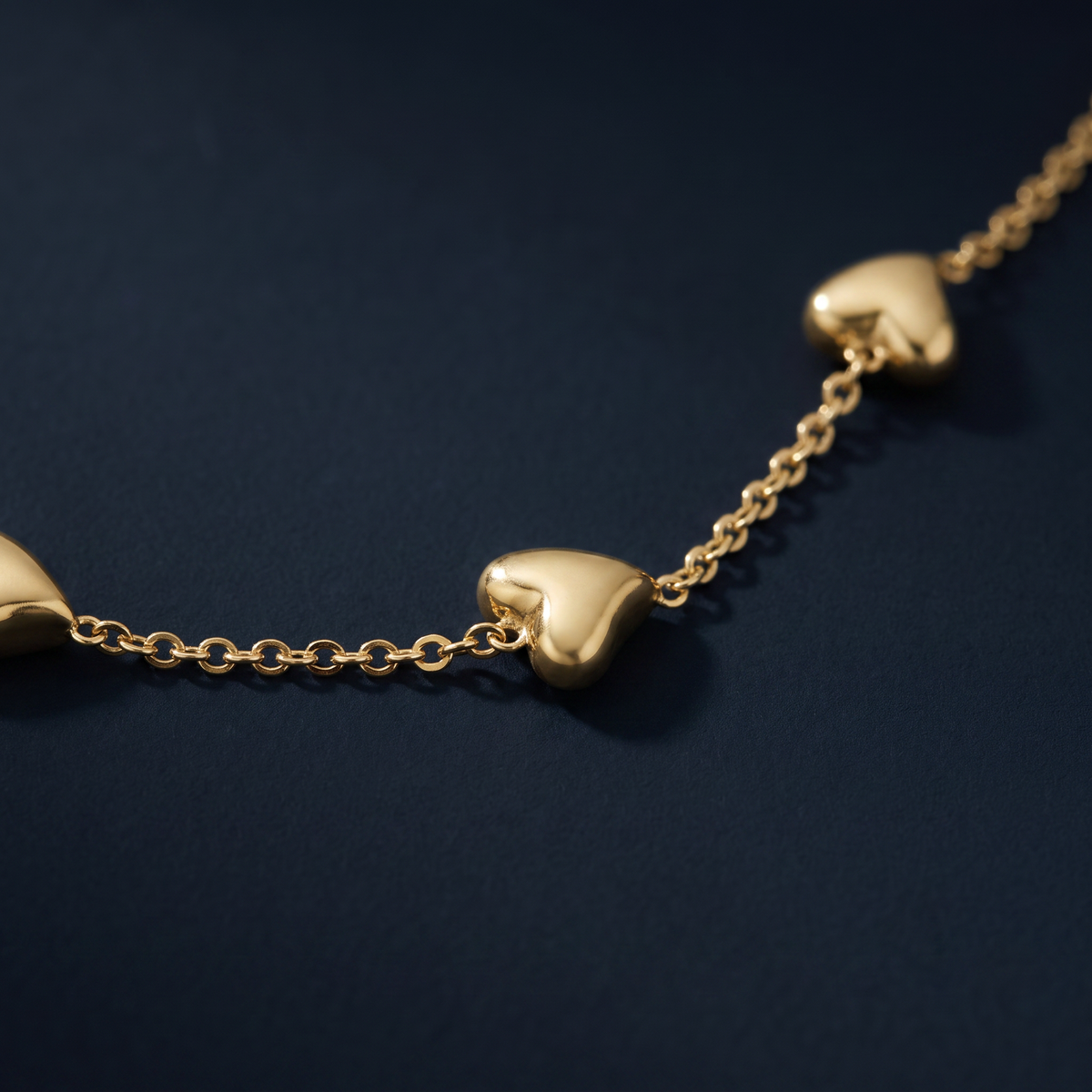 Collier cœur maille fine à motif bombé, motif en gros plan