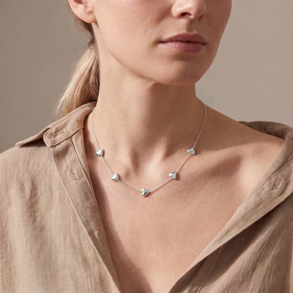 Collier cœur maille fine à motif bombé, porté mi-corps, argenté