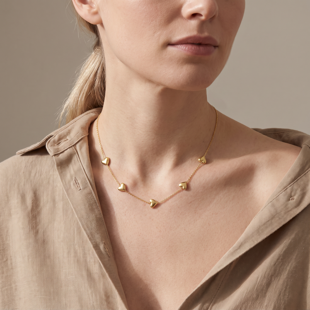 Collier cœur maille fine à motif bombé, porté mi-corps, doré