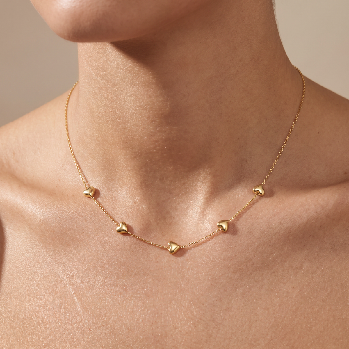 Collier cœur maille fine à motif bombé, porté, doré