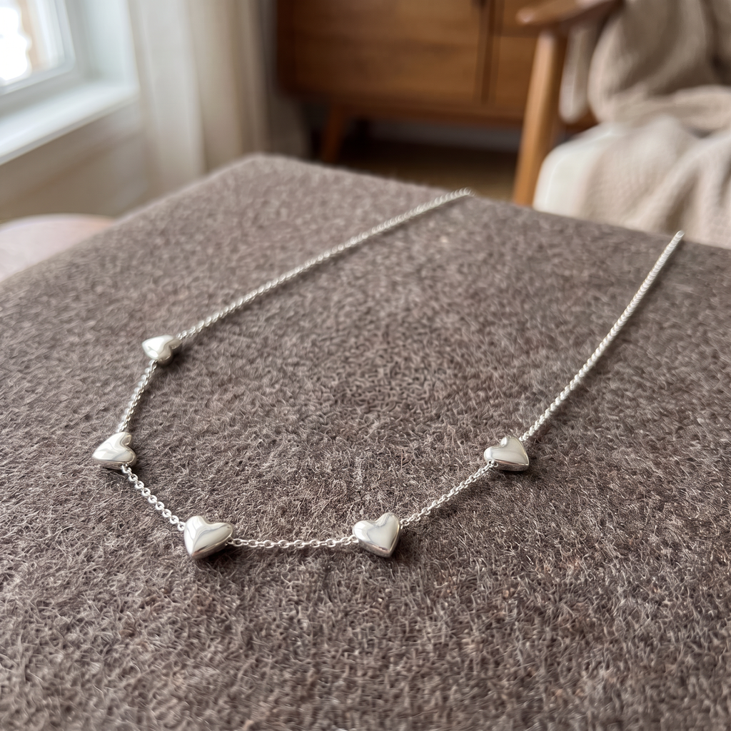 Collier cœur maille fine à motif bombé, porté en tenue, argenté