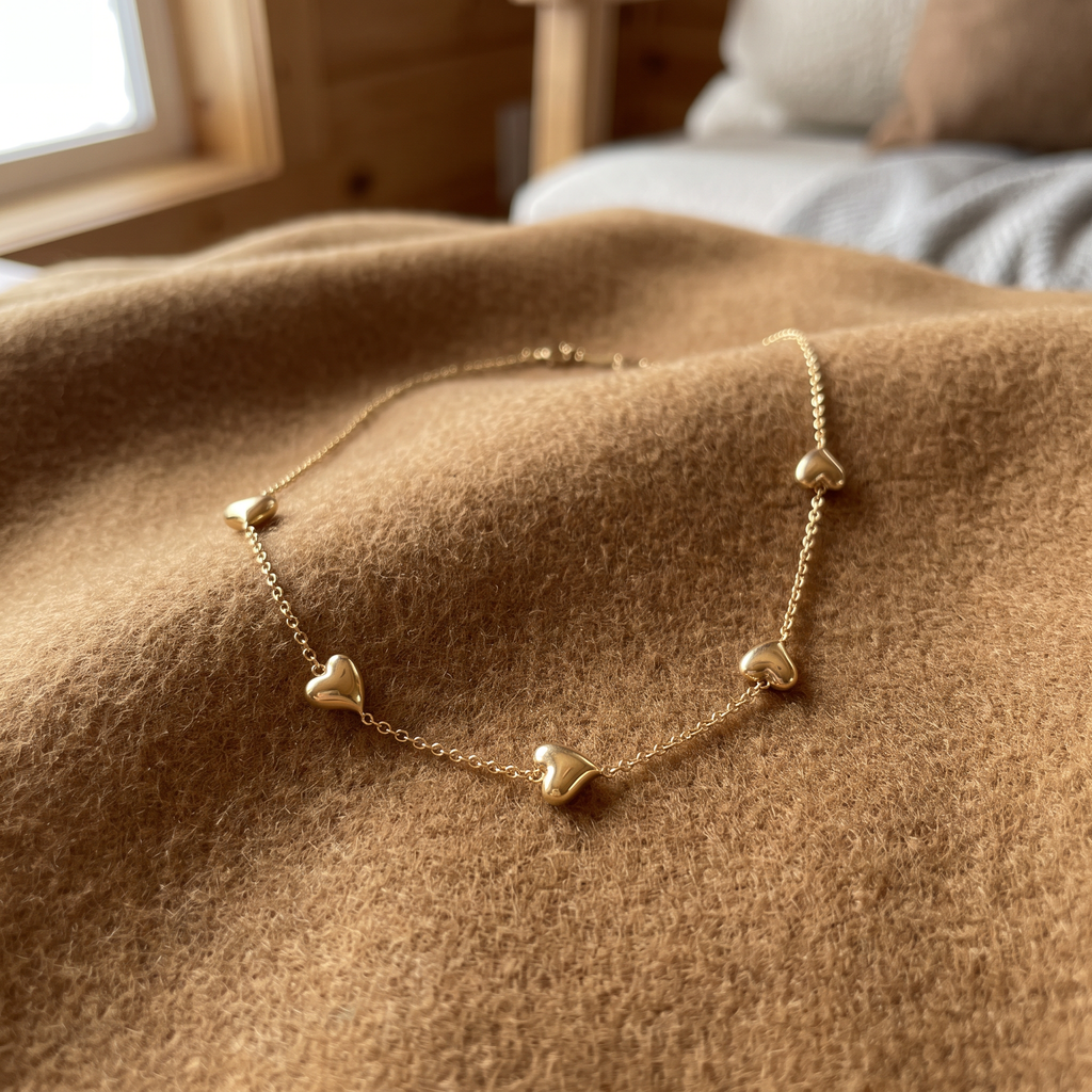 Collier cœur maille fine à motif bombé, porté en tenue, doré