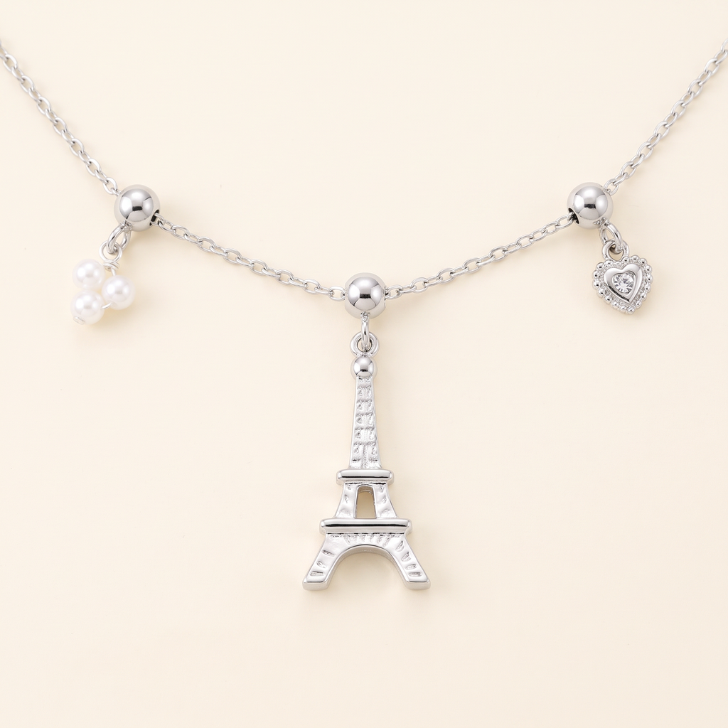 Collier pendentif motif Tour Eiffel, détail du motif, argenté