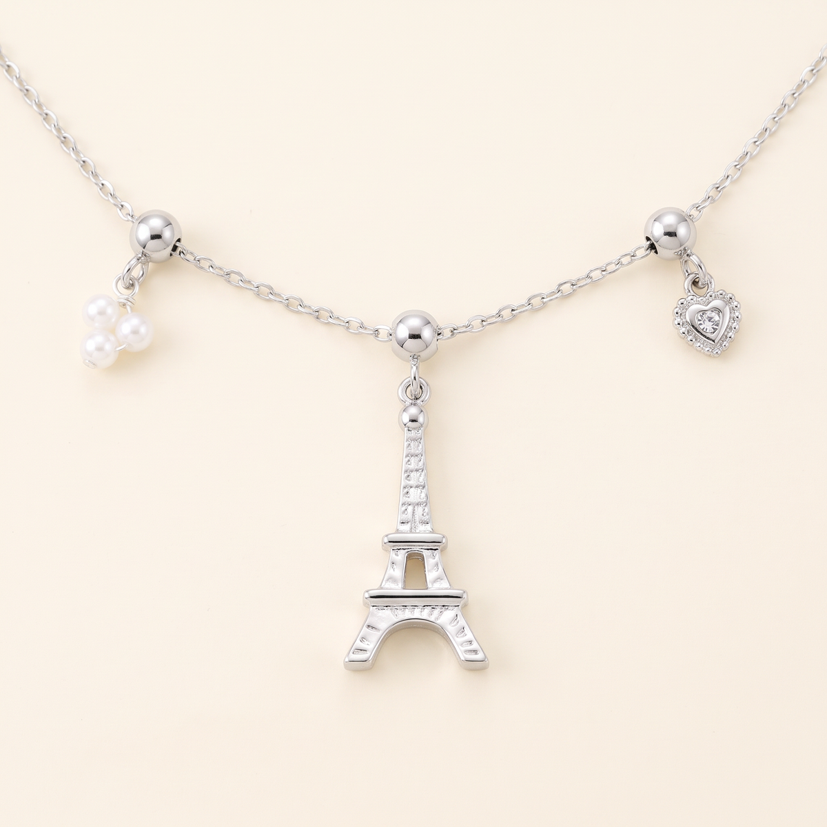 Collier pendentif motif Tour Eiffel, détail du motif, argenté