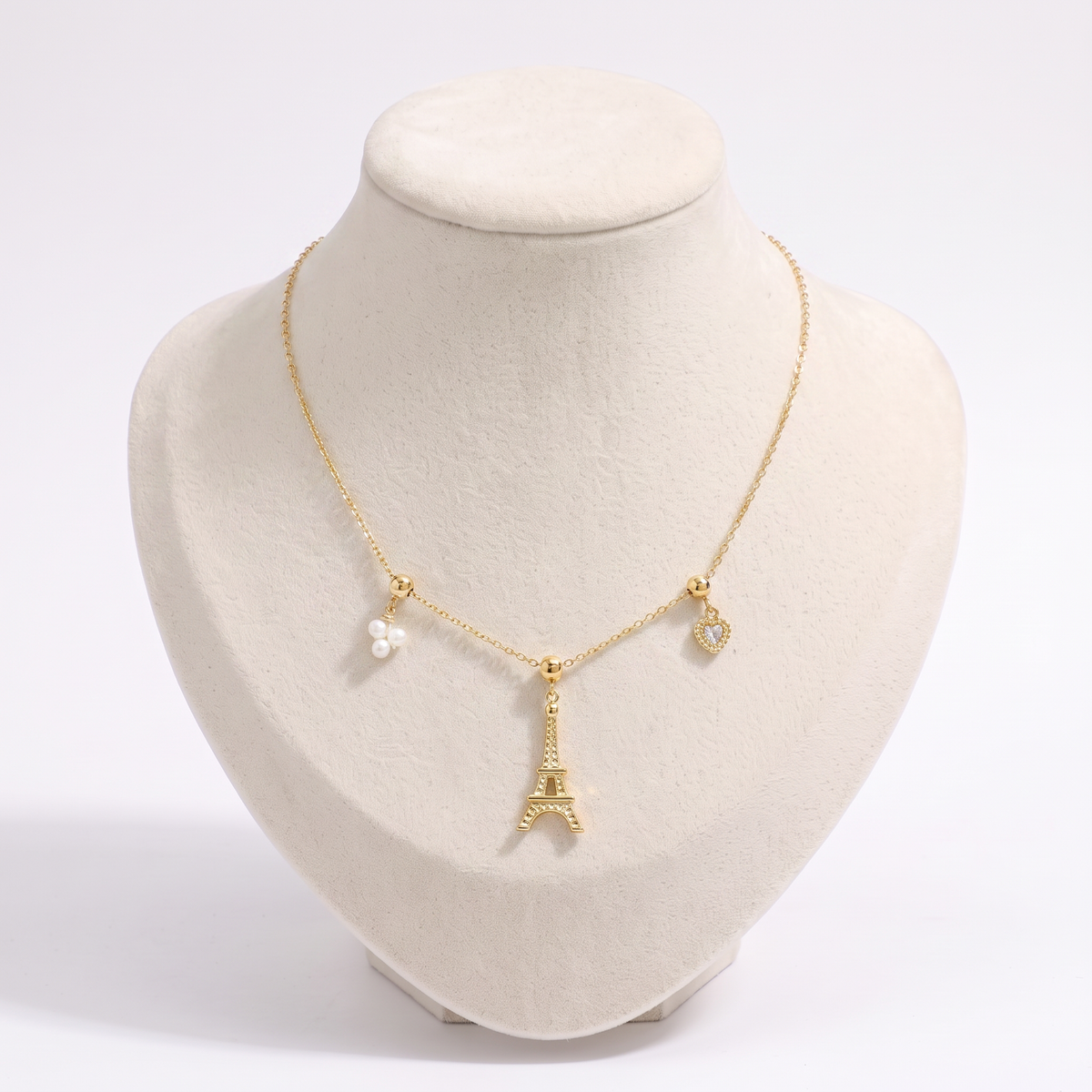 Collier pendentif motif Tour Eiffel, vue de face, doré