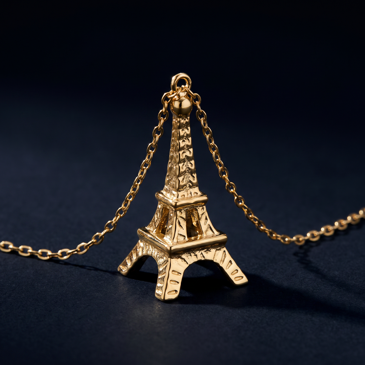 Collier pendentif motif Tour Eiffel, motif en gros plan