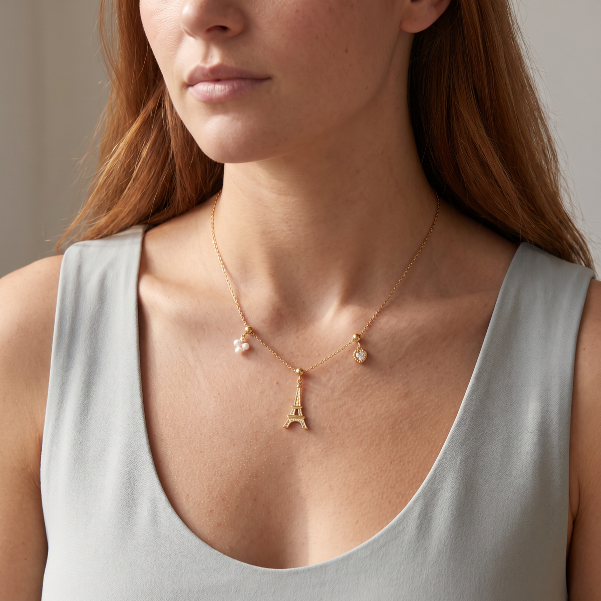 Collier pendentif motif Tour Eiffel, porté mi-corps