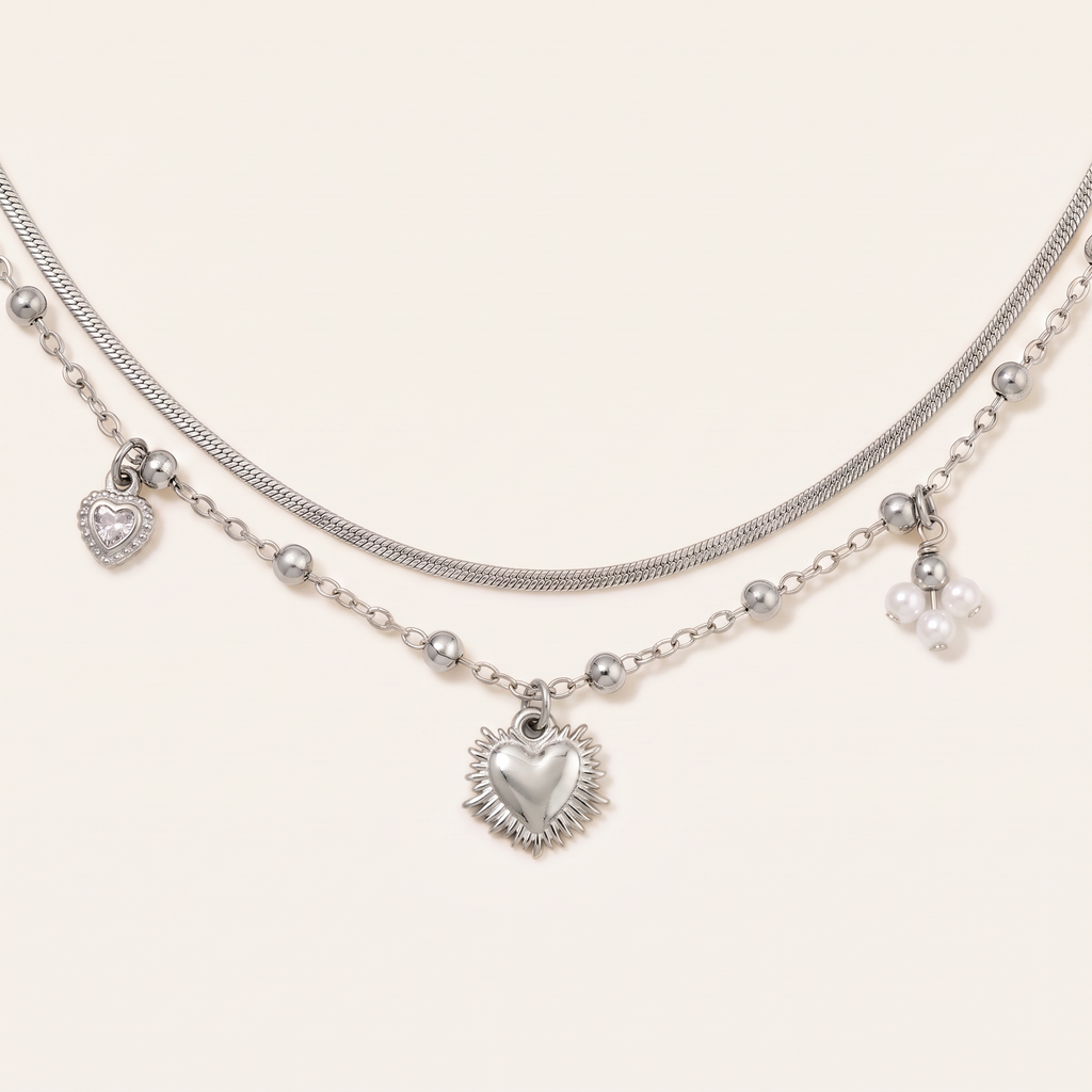 Collier cœur et breloques double rang, détail du motif, argenté