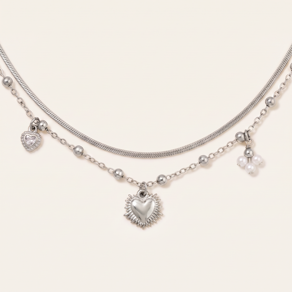 Collier cœur et breloques double rang, détail du motif, argenté