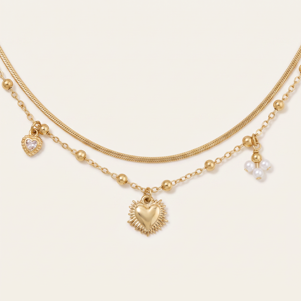 Collier cœur et breloques double rang, détail du motif, doré