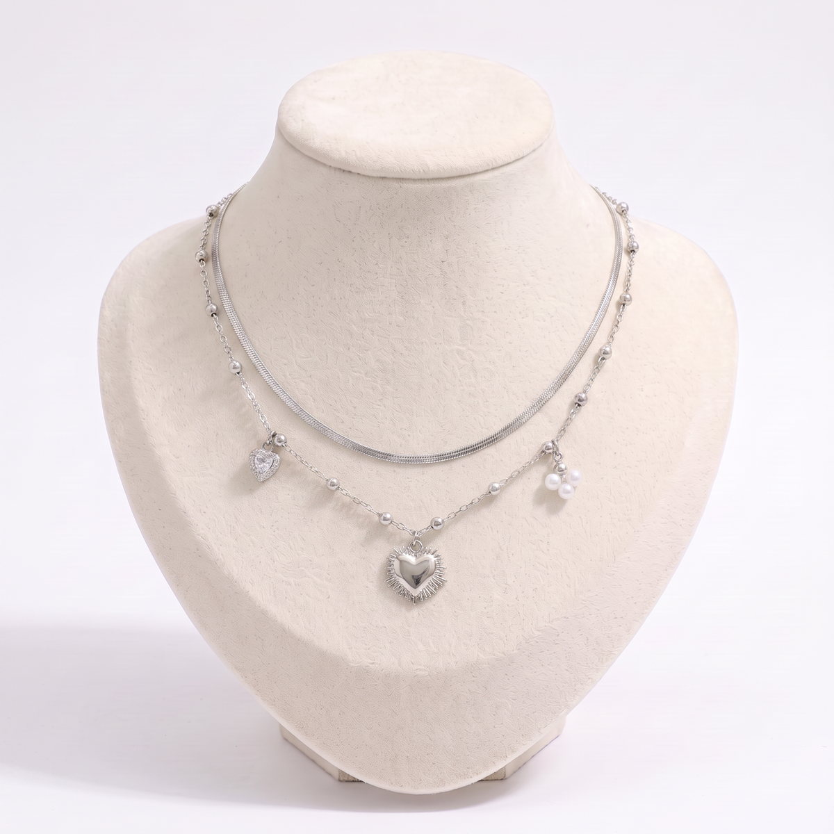 Collier cœur et breloques double rang, vue de face, argenté
