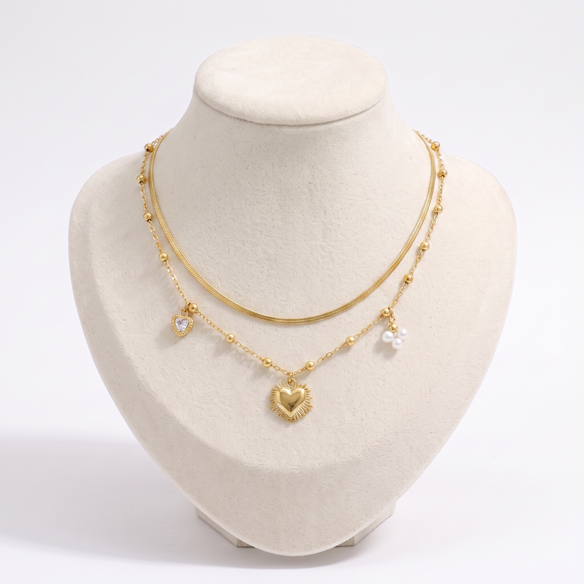 Collier cœur et breloques double rang, vue de face, doré
