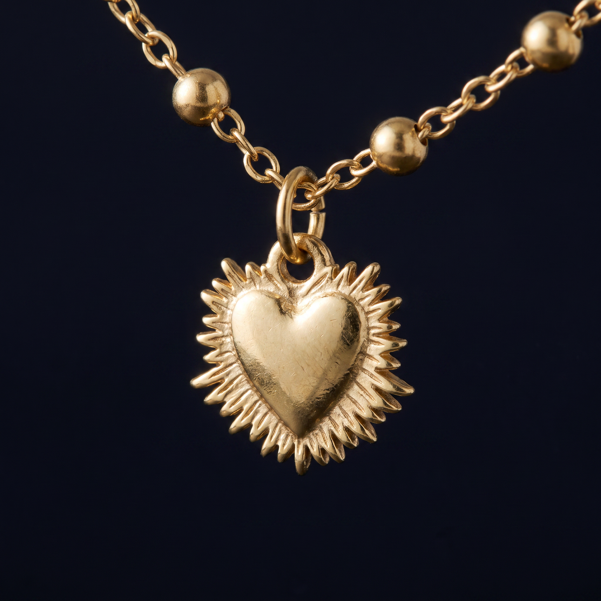 Collier cœur et breloques double rang, motif en gros plan
