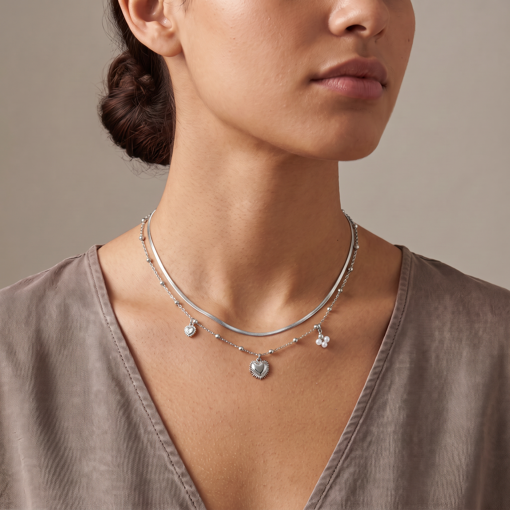 Collier cœur et breloques double rang, porté mi-corps, argenté