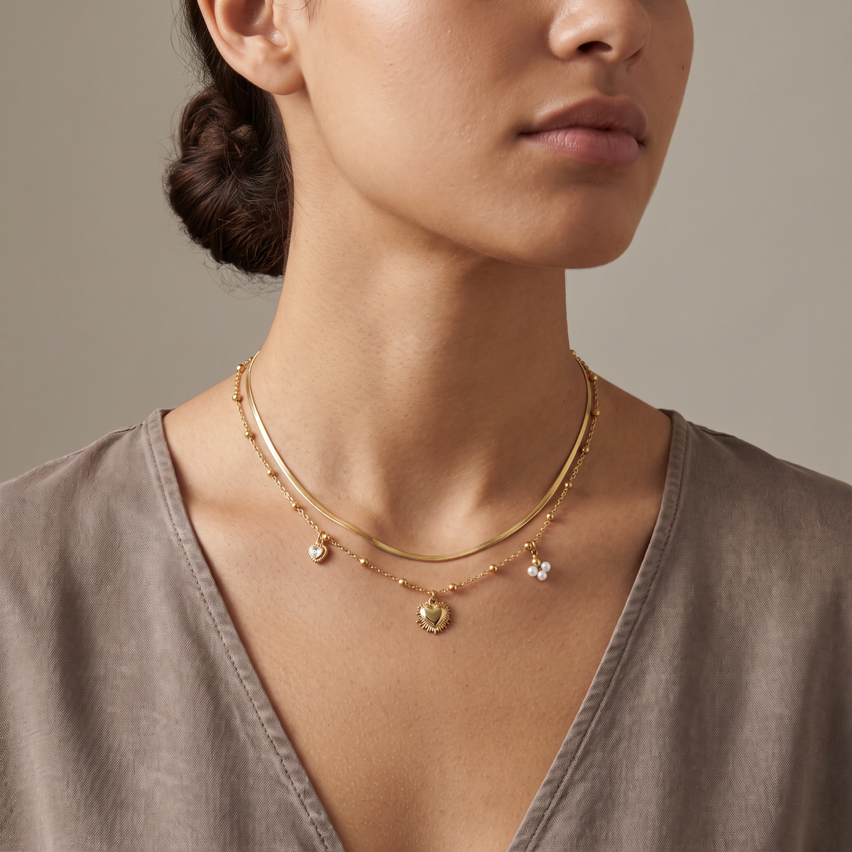 Collier cœur et breloques double rang, porté mi-corps