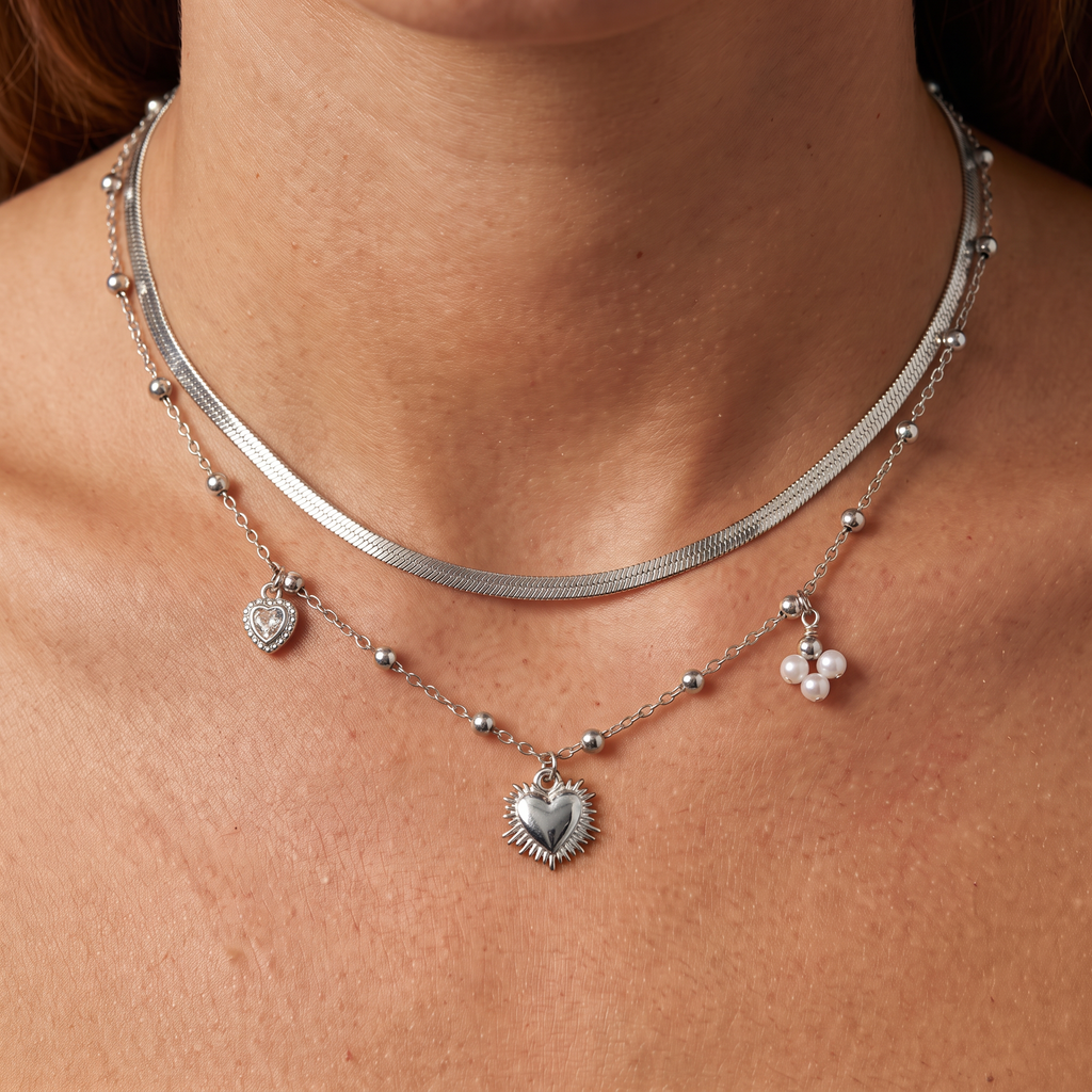 Collier cœur et breloques double rang, porté, argenté