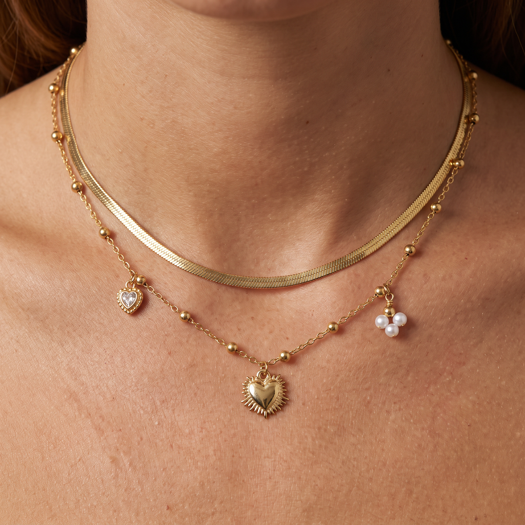 Collier cœur et breloques double rang, porté, doré