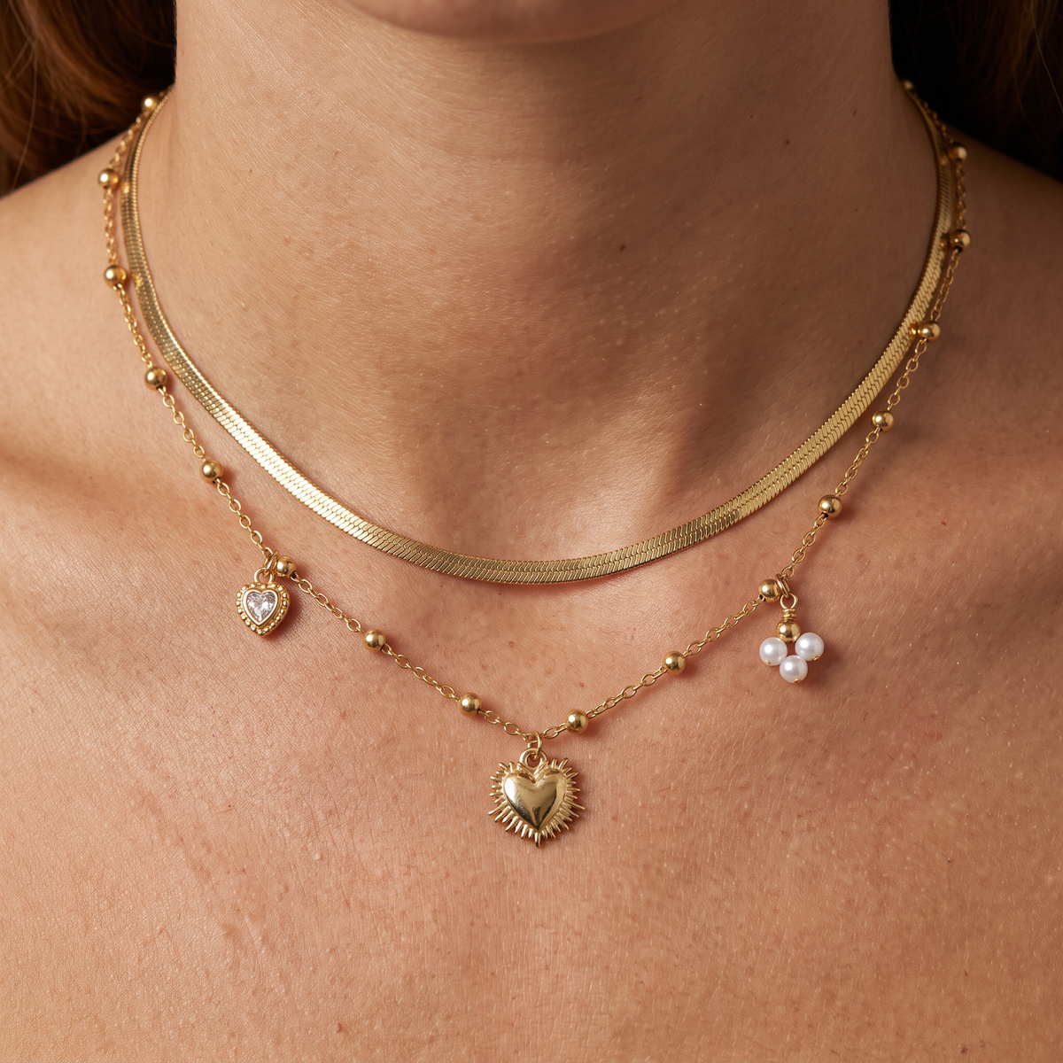 Collier cœur et breloques double rang, porté, doré
