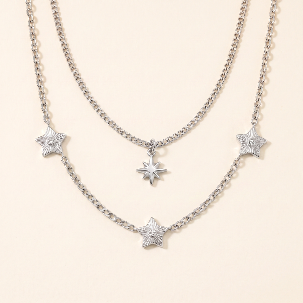 Collier étoile à strass en multirang, détail du motif, argenté