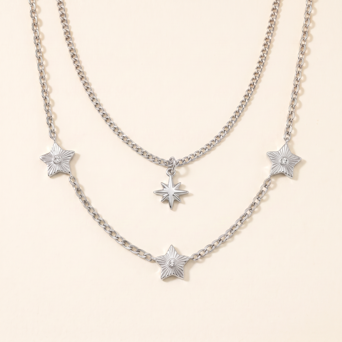 Collier étoile à strass en multirang, détail du motif, argenté