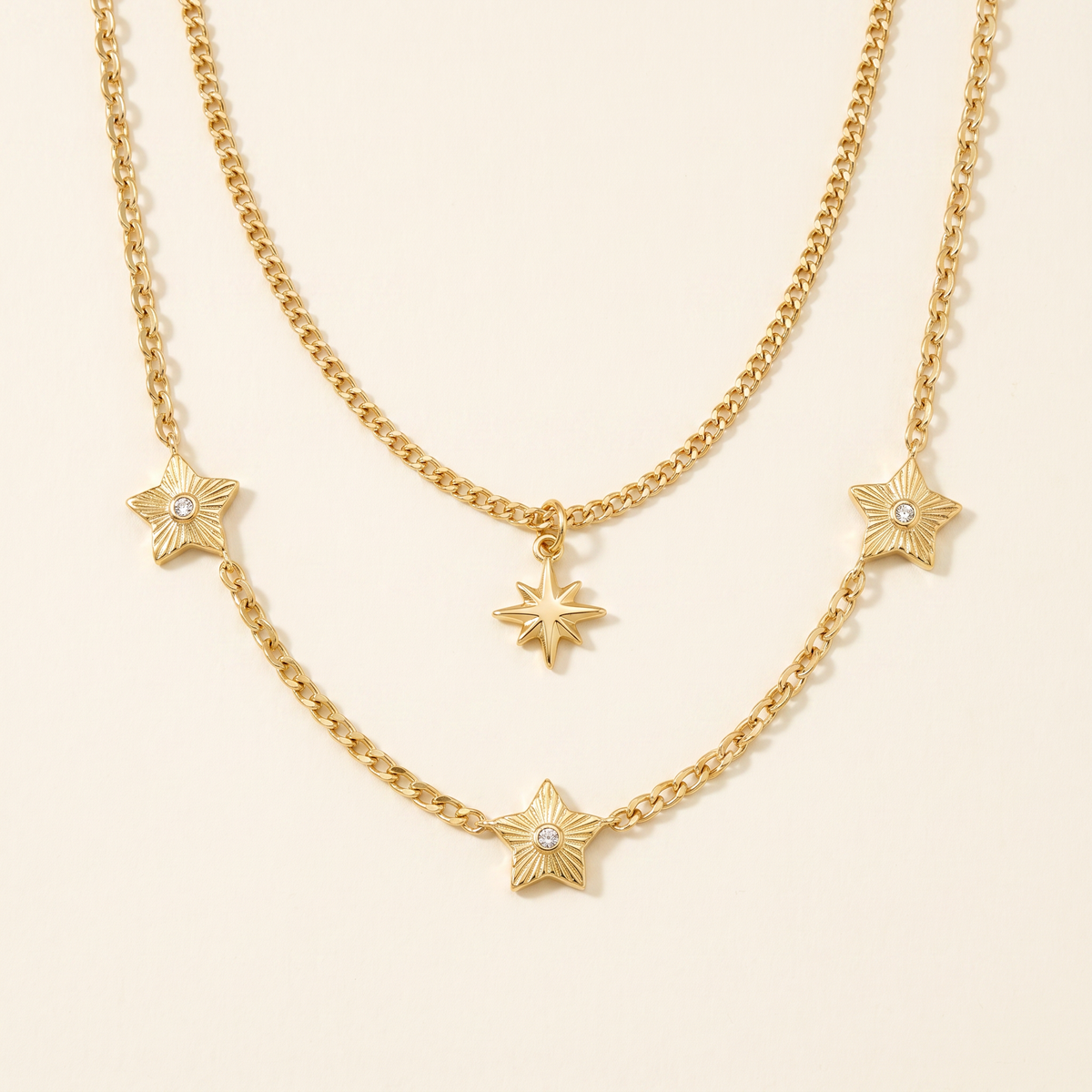 Collier étoile à strass en multirang, détail du motif, doré