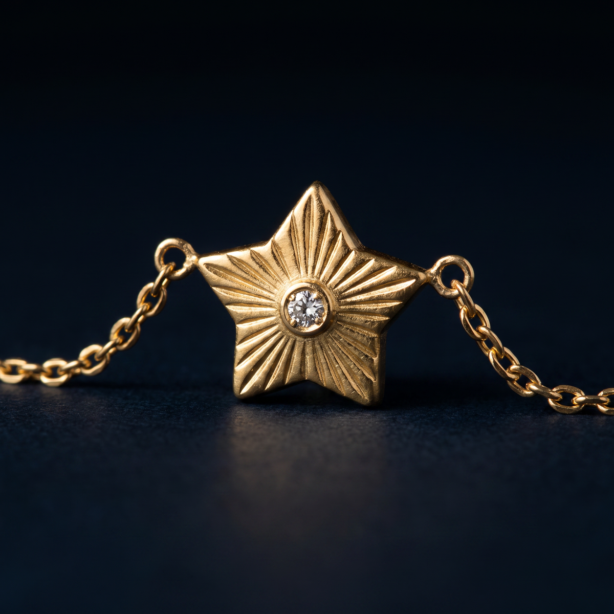 Collier étoile à strass en multirang, motif en gros plan