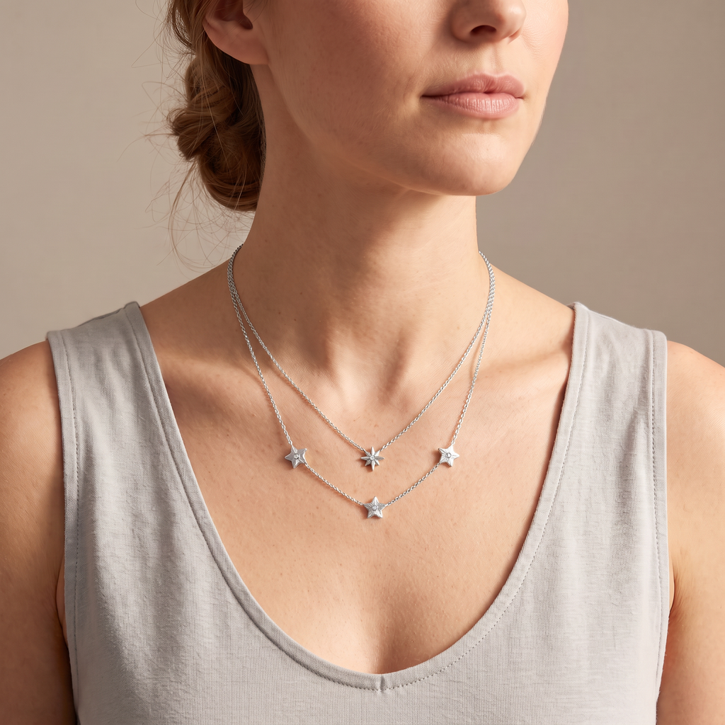 Collier étoile à strass en multirang, porté mi-corps, argenté