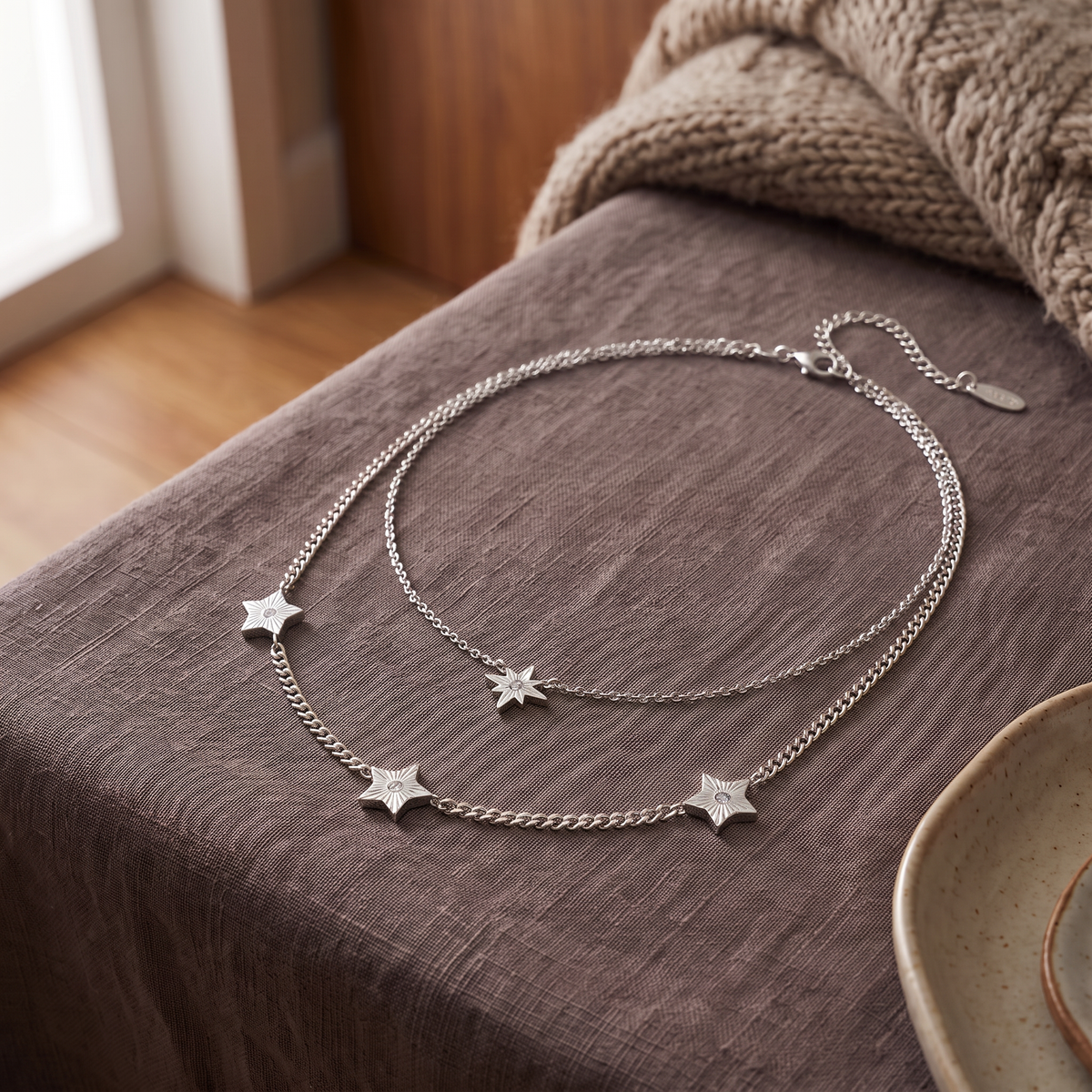 Collier étoile à strass en multirang, porté en tenue, argenté