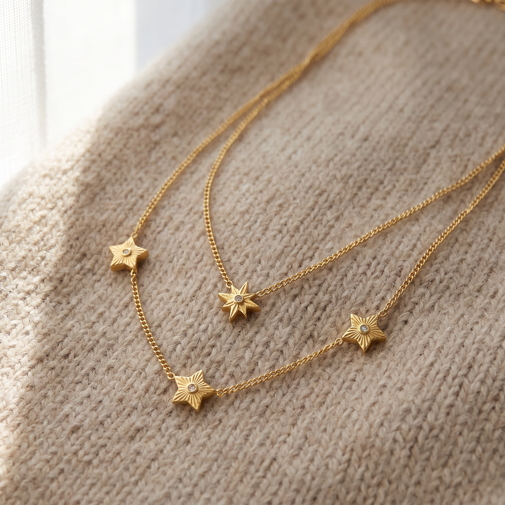 Collier étoile à strass en multirang, porté en tenue, doré