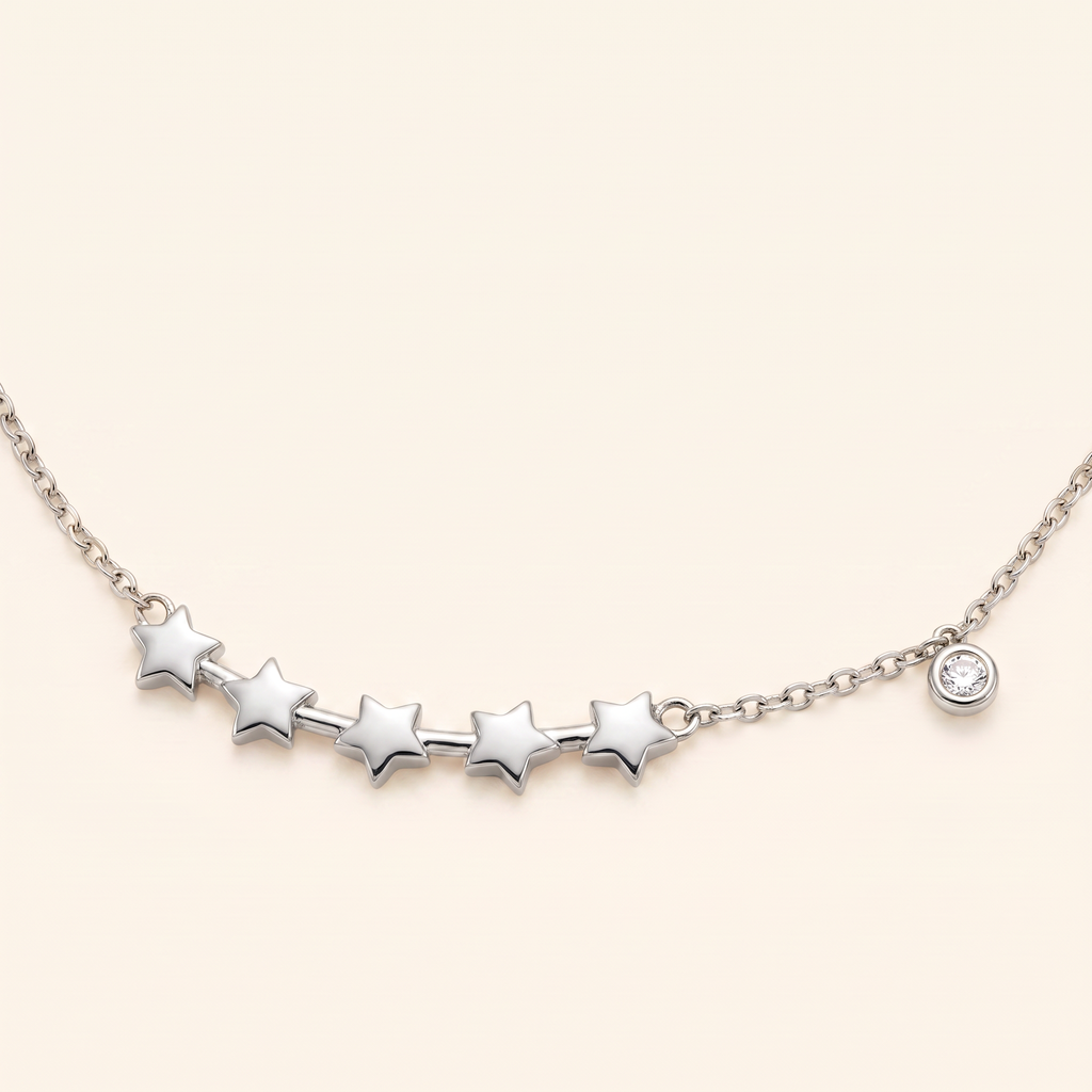 Collier étoile à motif constellation sur chaîne, détail du motif, argenté