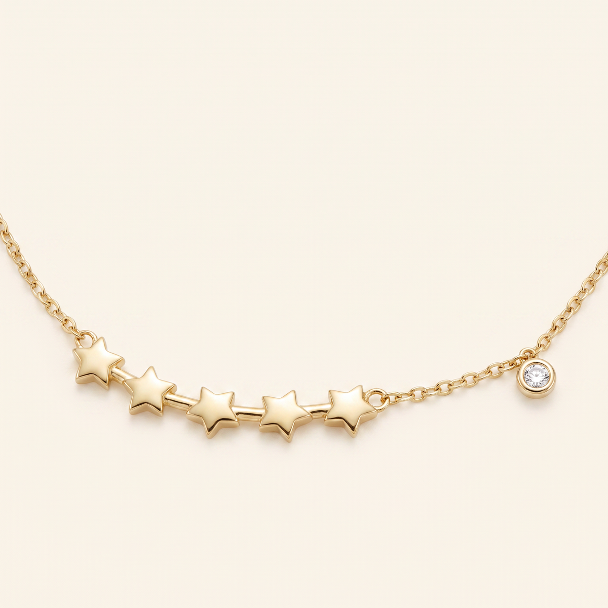Collier étoile à motif constellation sur chaîne, détail du motif, doré