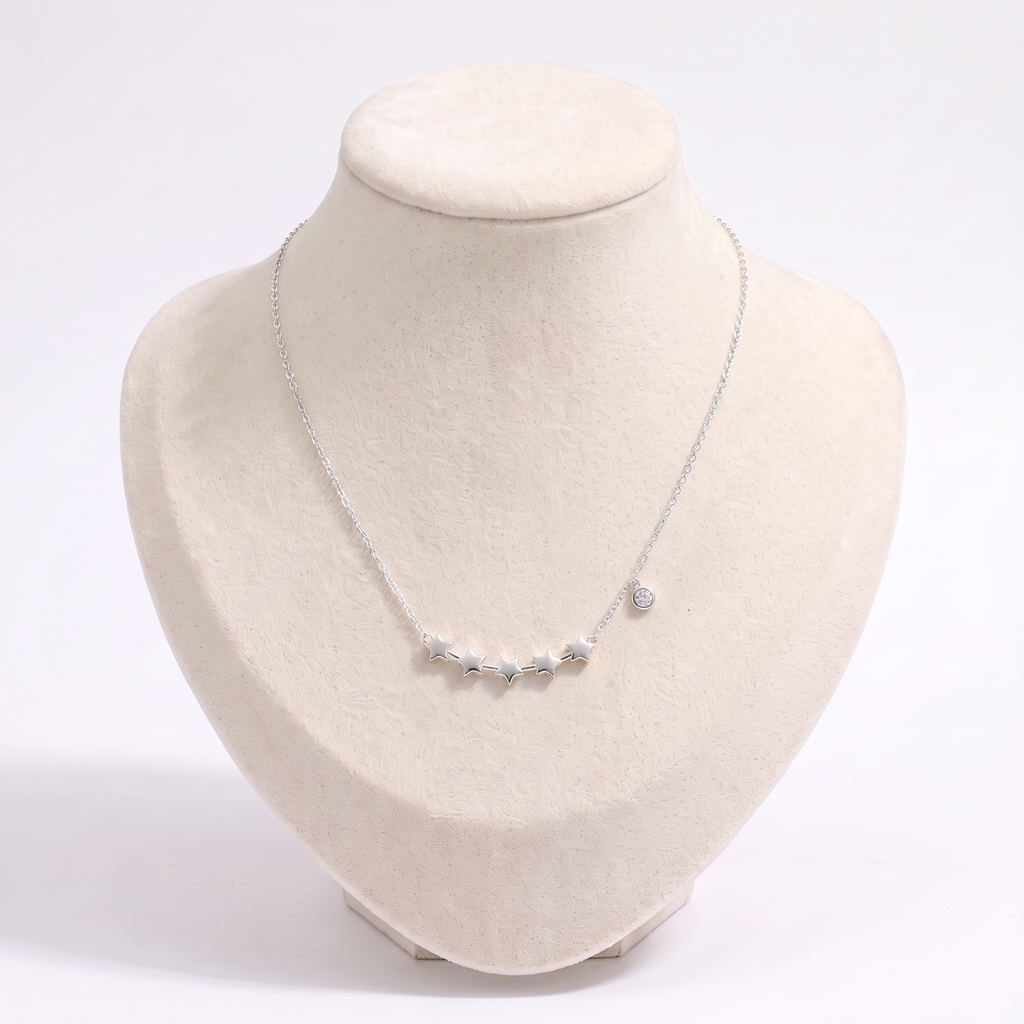 Collier étoile à motif constellation sur chaîne, vue de face, argenté