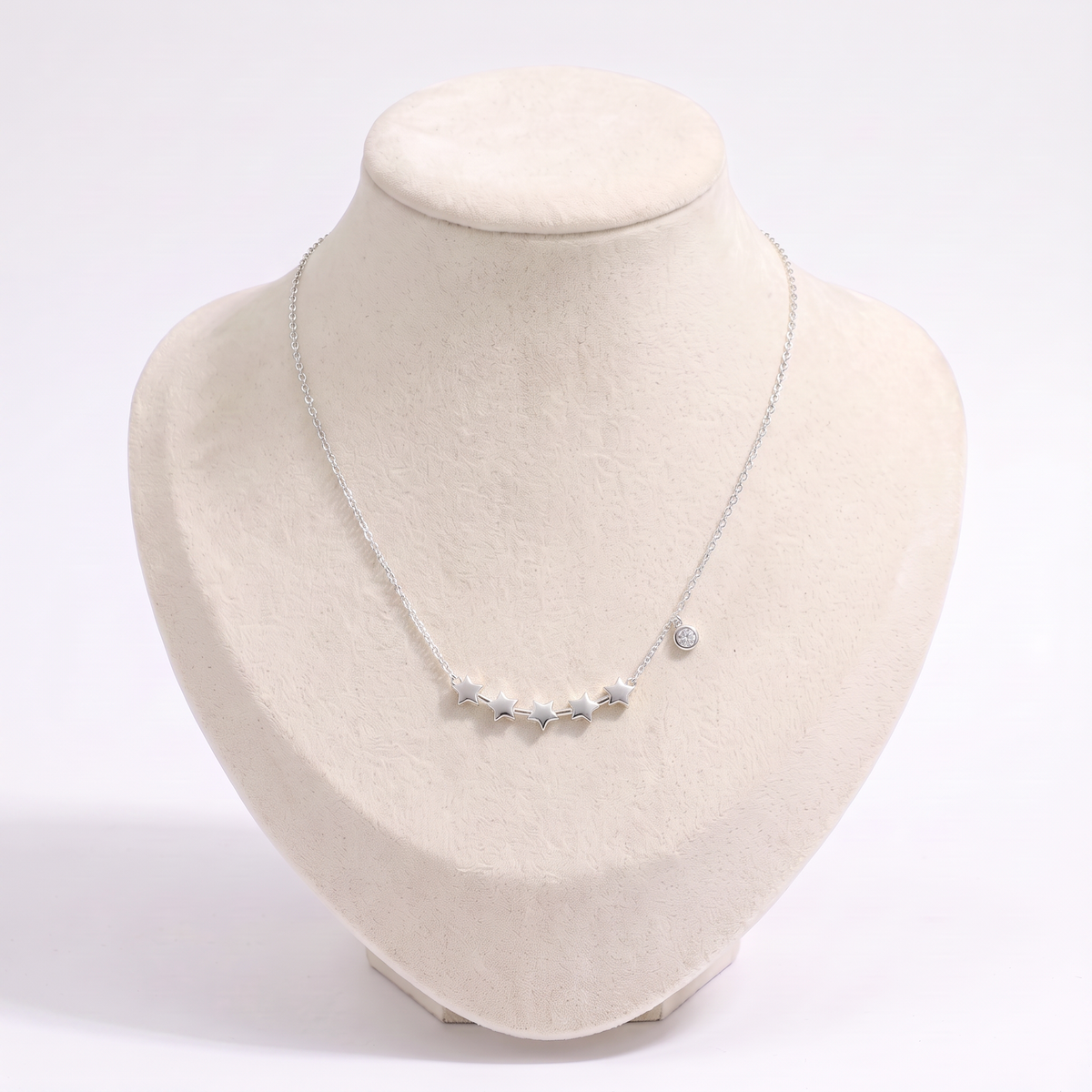 Collier étoile à motif constellation sur chaîne, vue de face, argenté