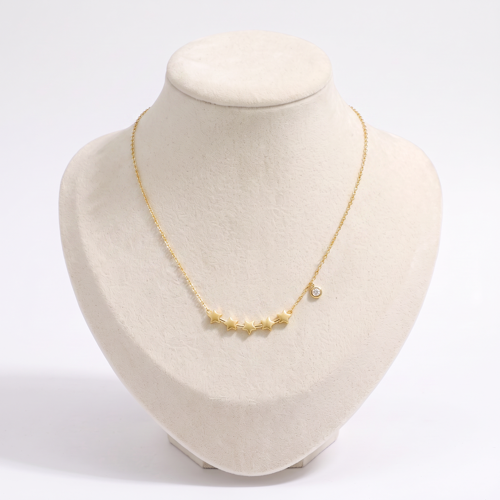 Collier étoile à motif constellation sur chaîne, vue de face, doré