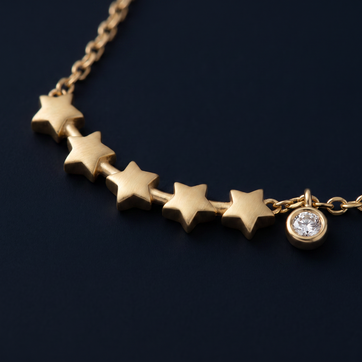 Collier étoile à motif constellation sur chaîne, motif en gros plan