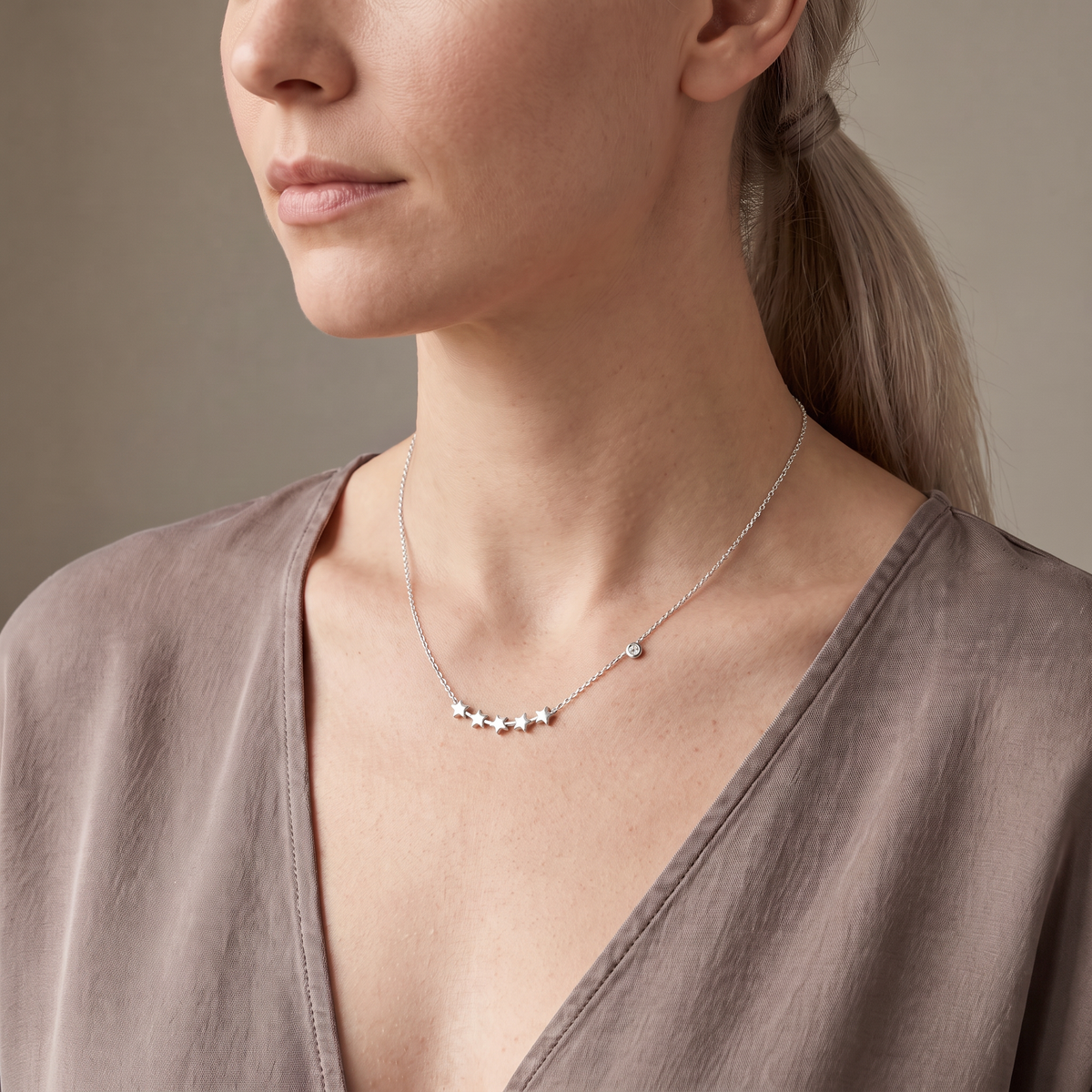 Collier étoile à motif constellation sur chaîne, porté mi-corps, argenté