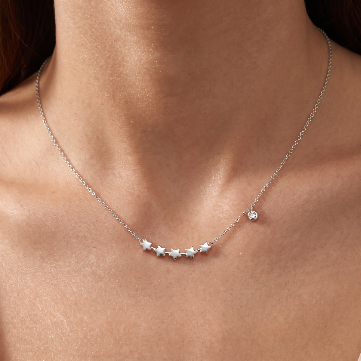 Collier étoile à motif constellation sur chaîne, porté, argenté