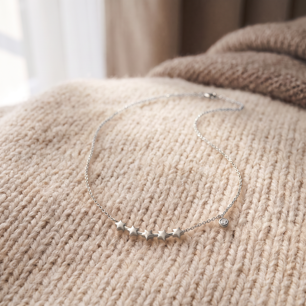 Collier étoile à motif constellation sur chaîne, porté en tenue, argenté