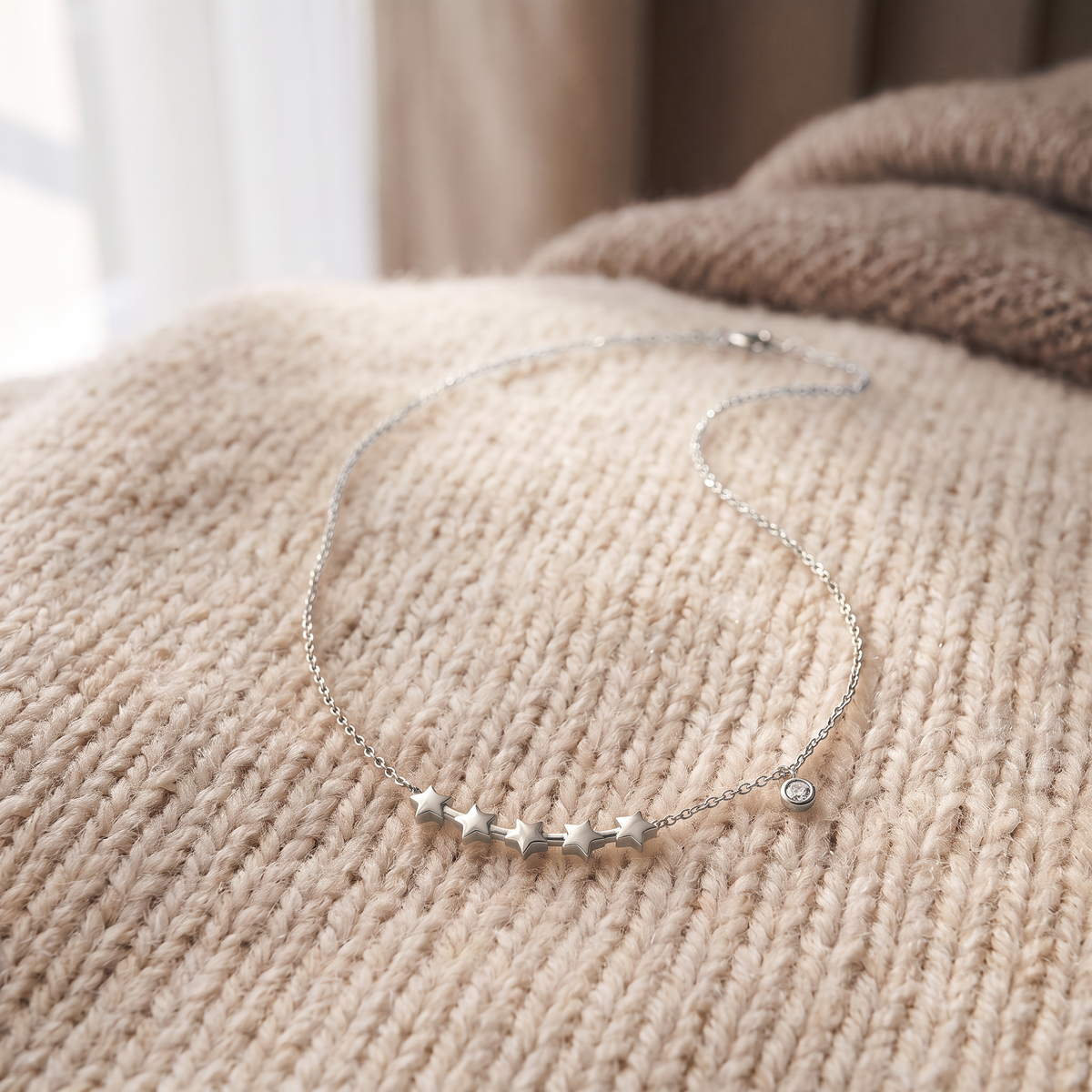 Collier étoile à motif constellation sur chaîne, porté en tenue, argenté